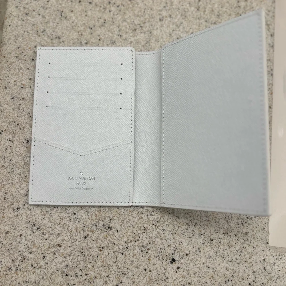 Louis Vuitton White Ski Print Key & Card Holder